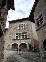 Perouges, Rue des Rondes, Maison face a la Porte d'en Haut (1)